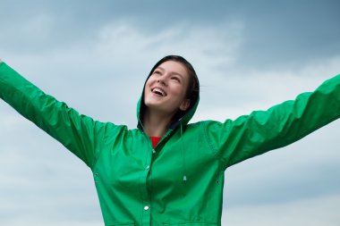 Yağmurluk bulutlu gökyüzü arka plan, kadında