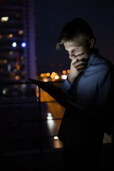 Homme d'affaires utilisant sa tablette numérique tard dans la nuit — Photo