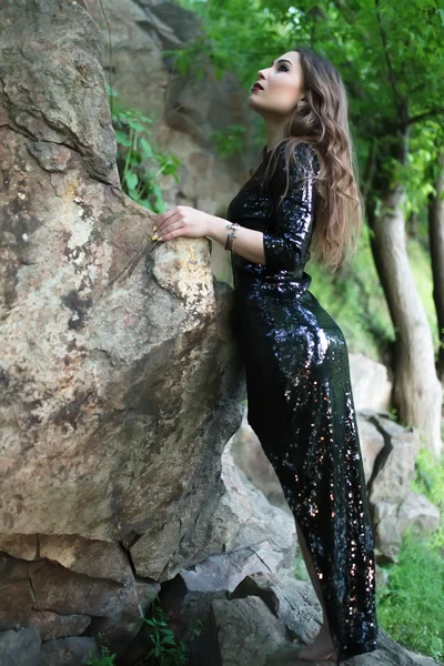 รูปภาพของผู้หญิงเซ็กซี่ในชุดหรูหราที่หิน — ภาพถ่ายสต็อก