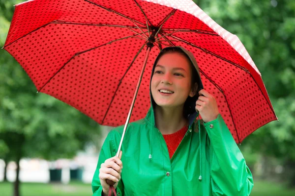 우비 우산 지주에 젊은 여자 — 스톡 사진