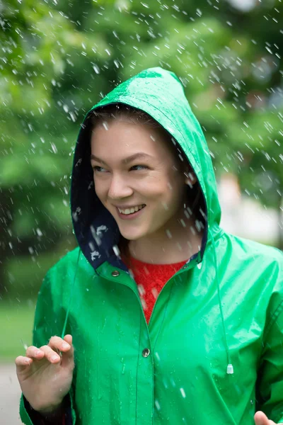 レインコート雨の日に笑顔の女性 — ストック写真