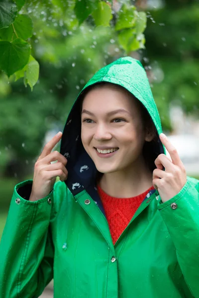 Attraktiv ung kvinna som står i regnet — Stockfoto