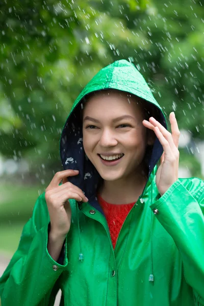 雨の中で立っている魅力的な若い女性 — ストック写真