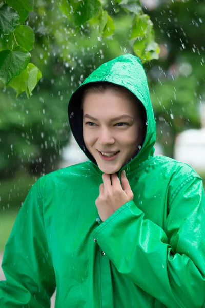 雨の中で立っている若い女性 — ストック写真