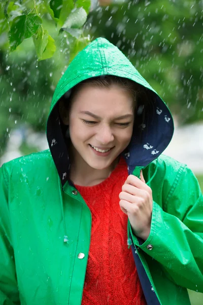 雨の中で立っている魅力的な若い女性 — ストック写真