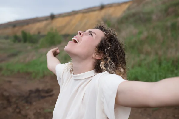 Liberdade mulher feliz em uma paisagem de vida selvagem — Fotografia de Stock