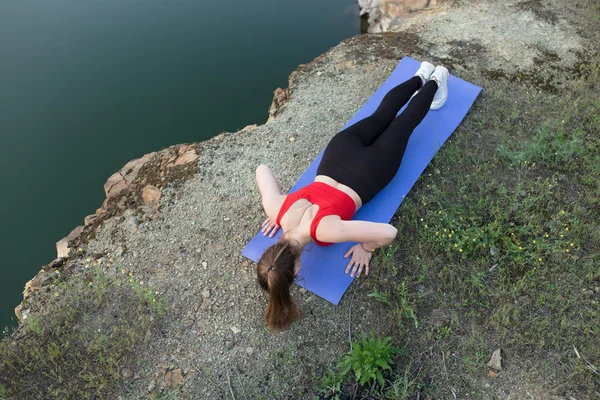 Jovem mulher esportiva fazendo flexões — Fotografia de Stock