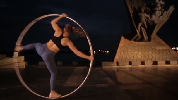 Mujer sobre rueda Cyr en las luces de la ciudad — Vídeos de Stock