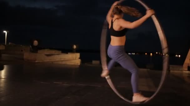 Žena na cyr kola dělá akrobatický trik — Stock video