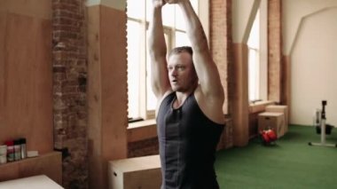 Adam basın su ısıtıcısı çan spor salonunda