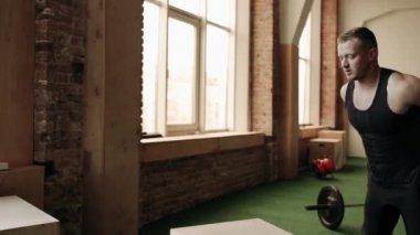 Adam uygun çapraz sırasında kutuları üzerinde atlama