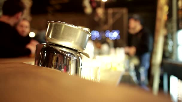 Blurred background. Barista and customers at coffee shop counter bar. — Stock Video