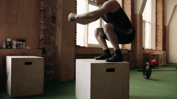 Man jumping on boxes during cross fit — Stock Video