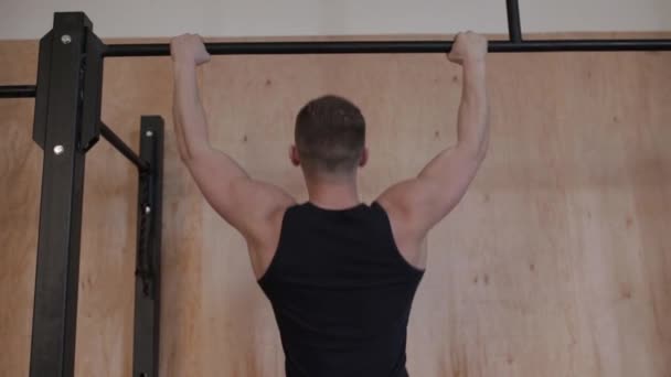 Strong athlete doing pull-up on horizontal bar — Stock Video