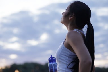 Kadın jogger İçmesuyu shaker egzersiz eğitimden sonra gelen