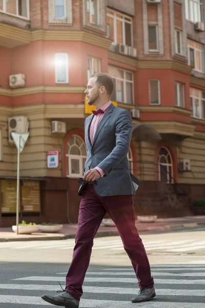 Sytlish бізнесмен масті ходьба на вулиці міста — стокове фото