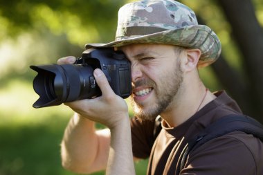 Ormandaki Dslr fotoğraf makinesi ile çekim fotoğrafçı