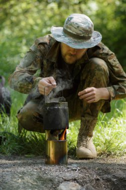 Akşam yemeği bir yazıcı üzerinde hazırlıklı erkek turist