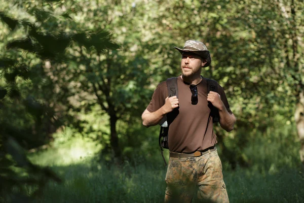 Turista masculino caminhando sozinho na floresta — Fotografia de Stock