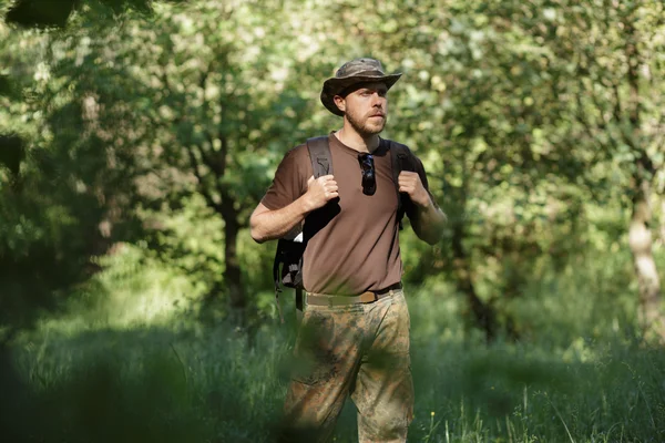一人で森を歩く男性の観光客 — ストック写真