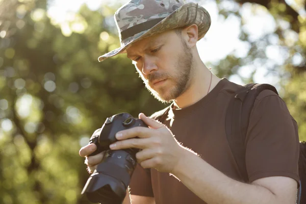 Mužské turistické pohledu zachytit fotografie na své Dslr fotoaparát venku — Stock fotografie