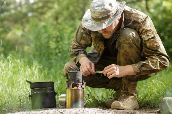 Male tourist prepared dinner on a burner — Stock Photo, Image