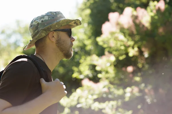 Чоловік-турист у капелюсі ходить сам у лісі. Обрізаний постріл . — стокове фото