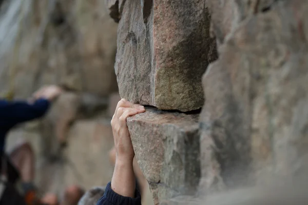 Mão de alpinista macho apega-se a um penhasco — Fotografia de Stock