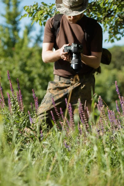 꽃 숲에서 Dslr 카메라로 촬영 하는 사진 작가 — 스톡 사진