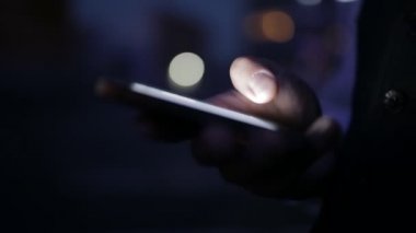 Erkek el smartphone, o seyir news feed kullanarak