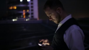 Dijital tablet kullanmayı gece zaman takım elbiseli adam