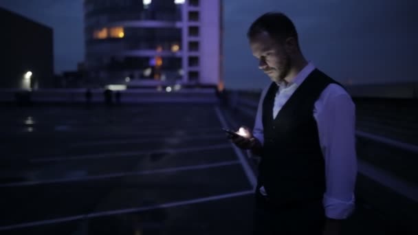 El hombre llama usando el teléfono inteligente por la noche — Vídeos de Stock