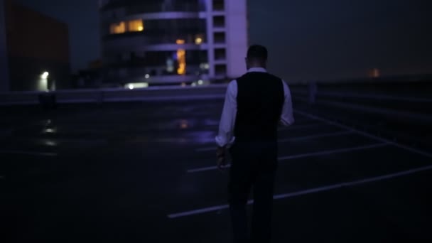 L'homme appelle en utilisant un smartphone la nuit — Video