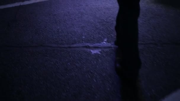 Manliga ben i klassiska skor promenad på en natt väg — Stockvideo