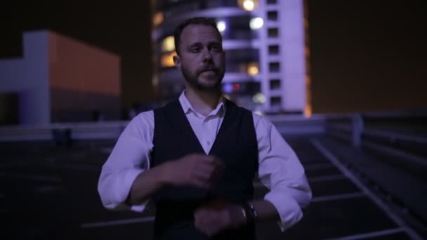 El hombre cruzó los brazos por la noche en la ciudad — Vídeos de Stock