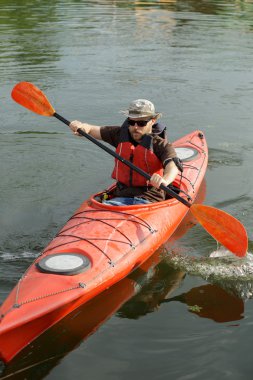 Nehir kırmızı Kano içinde yaz gününde botla adam