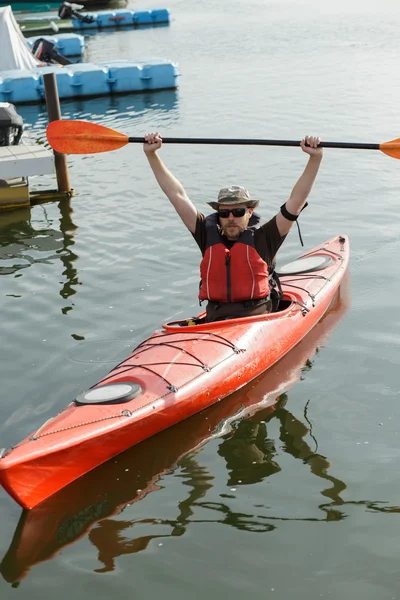 Portret van gelukkig waterman op de rivier. Hij hief peddel. — Stockfoto