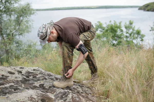 Touristin bindet Schnürsenkel auf Stein — Stockfoto