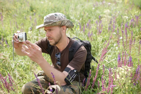 Männliche Touristen schießen Natur mit Kompaktkamera im Freien — Stockfoto