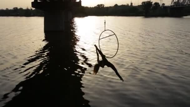 Mujer haciendo espectáculo acrobático truco por encima del agua — Vídeos de Stock