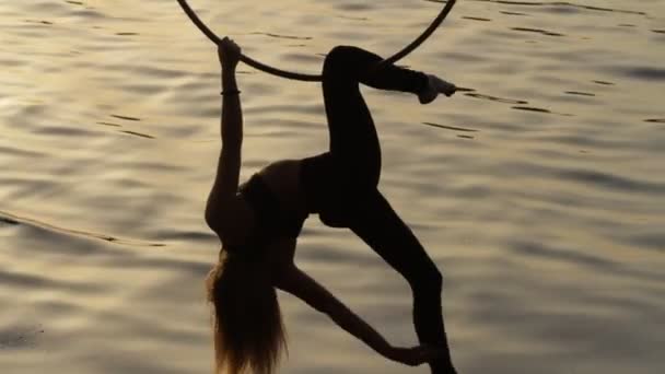 Женщина показывает акробатический трюк над водой — стоковое видео