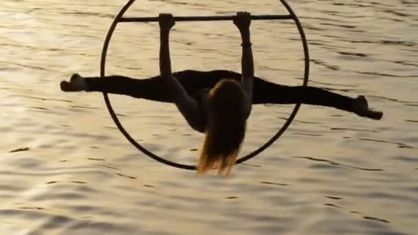 Woman doing show acrobatic trick above the water — Stock Video