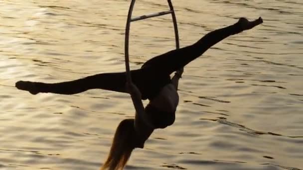 Femme faisant spectacle acrobatique tour au-dessus de l'eau — Video