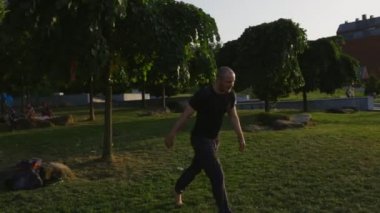 Freerun adam koş ve şehirde günbatımında atlama