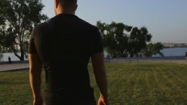 Parkour adam koş ve şehirde günbatımında atlama