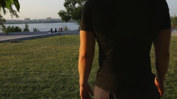Parkour adam koş ve şehirde günbatımında atlama — Stok video