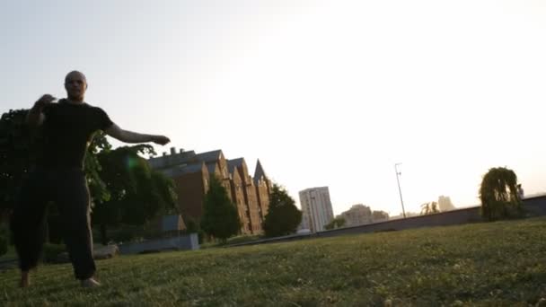 Freerun hombre correr y saltar en la ciudad al atardecer — Vídeo de stock