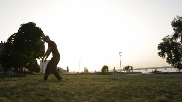 Freerun hombre correr y saltar en la ciudad al atardecer — Vídeo de stock