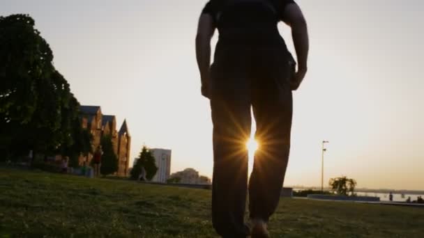 Freerun άνθρωπος να τρέξει και να πηδήξει στην πόλη στο ηλιοβασίλεμα — Αρχείο Βίντεο