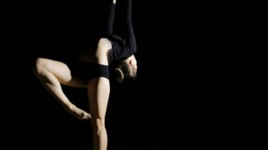 Siyah arka plan üzerine kadın incelikle dans çağdaş